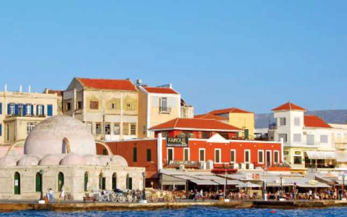 Portul din Chania, străjuit de casele în stil veneţian