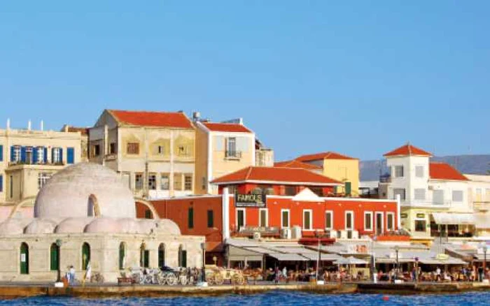 Portul din Chania, străjuit de casele în stil veneţian