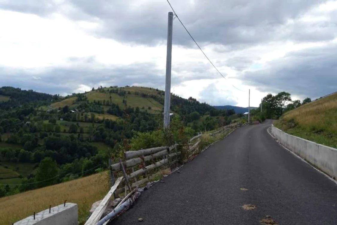 Drumul asfaltat pe o lungime de 5 km ajunge la peste 1000 de metri altitudine. Foto: Ovidiu Culda