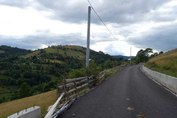 Drumul asfaltat pe o lungime de 5 km ajunge la peste 1000 de metri altitudine. Foto: Ovidiu Culda