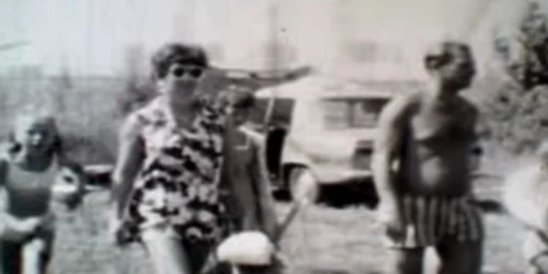 Vacanţă de turişti străini pe litoralul românesc în anul 1970 Sursa Youtube