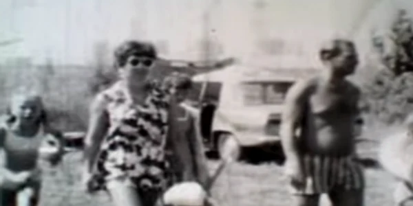 Vacanţă de turişti străini pe litoralul românesc în anul 1970 Sursa Youtube