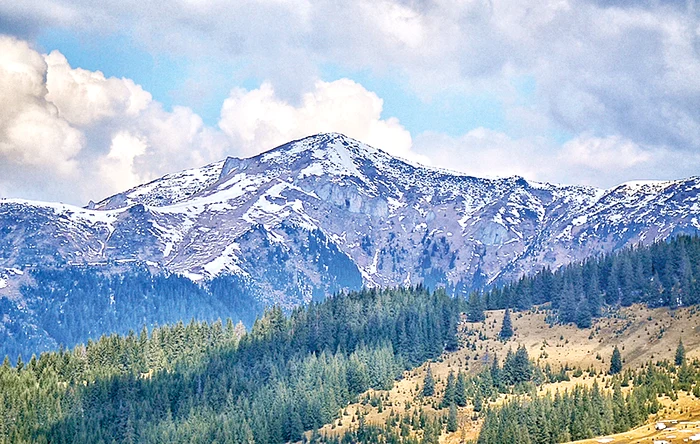 
    Pe Masivul Pietrosu, din Munţii Rodnei, s-a aşternut primul strat de zăpadă  