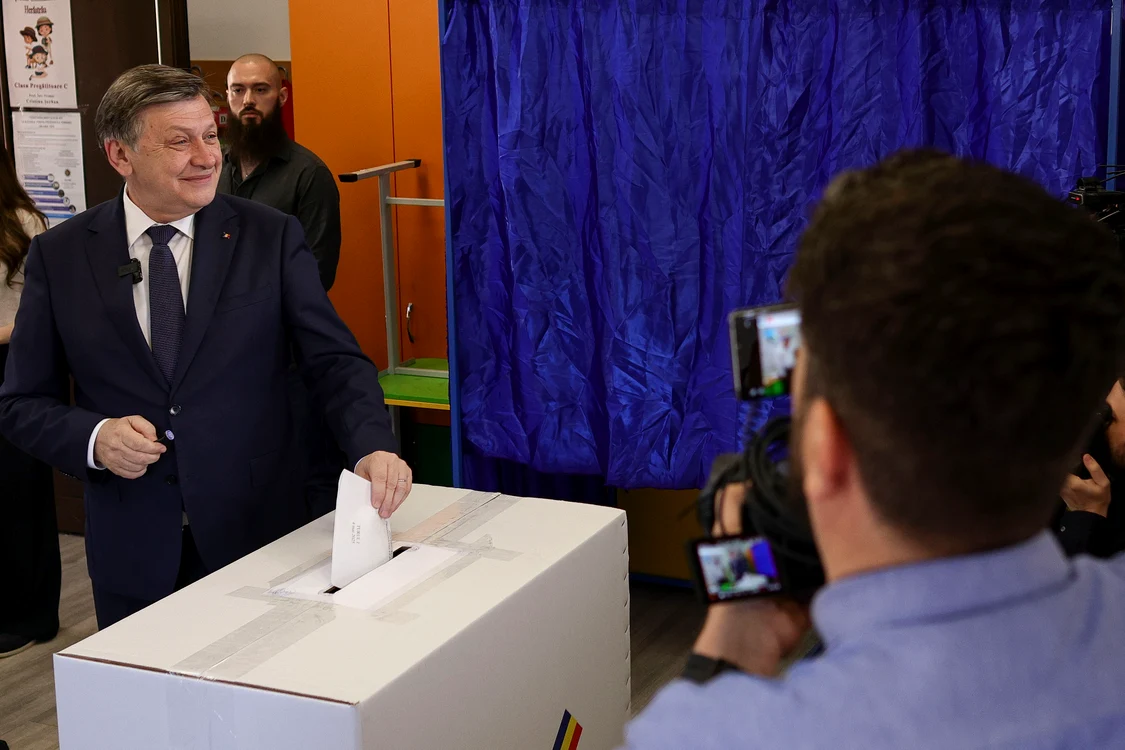 Crin Antonescu a votat FOTO INQUAM PHOTOS/ Octav Ganea