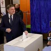 Crin Antonescu votează în București. FOTO Inquam Photos / Octav Ganea