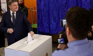 Crin Antonescu votează în București. FOTO Inquam Photos / Octav Ganea