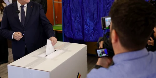 Crin Antonescu votează în București. FOTO Inquam Photos / Octav Ganea