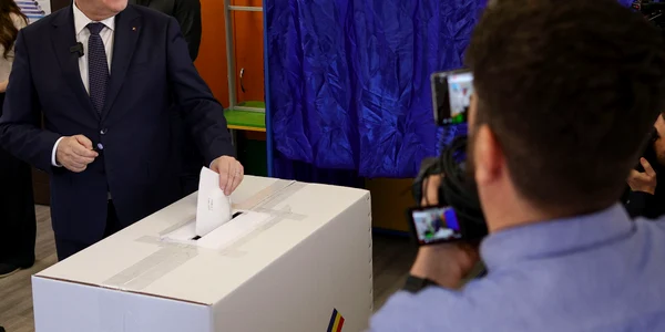 Crin Antonescu votează în București. FOTO Inquam Photos / Octav Ganea