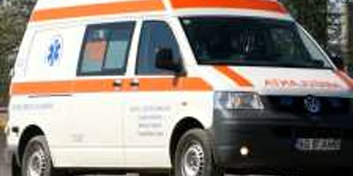 O fată de 17 ani a fost rănită grav, fiind transportată la spital