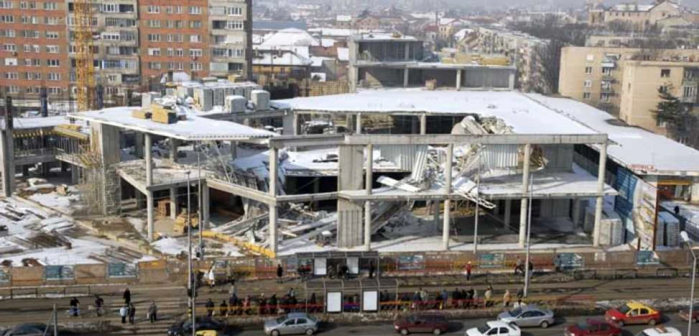 Plafonul mall-ului s-a prăbuşit în iarna lui 2009 Foto-ebihoreanul.ro
