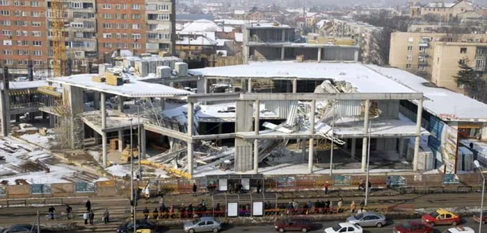 Plafonul mall-ului s-a prăbuşit în iarna lui 2009 Foto-ebihoreanul.ro