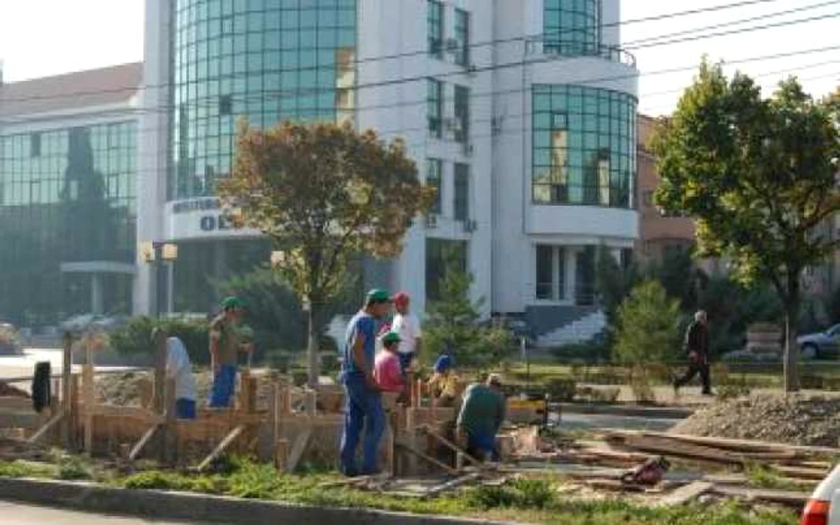 Slatina: Se montează 3 fântâni în faţa Prefecturii