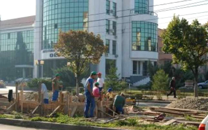 Slatina: Se montează 3 fântâni în faţa Prefecturii
