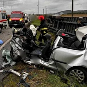 doi tineri de 25 de ani au murit într un accident cumplit cu un camion încărcat cu cherestea Foto ISU jpg