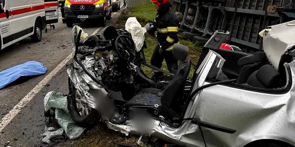 doi tineri de 25 de ani au murit într un accident cumplit cu un camion încărcat cu cherestea Foto ISU jpg