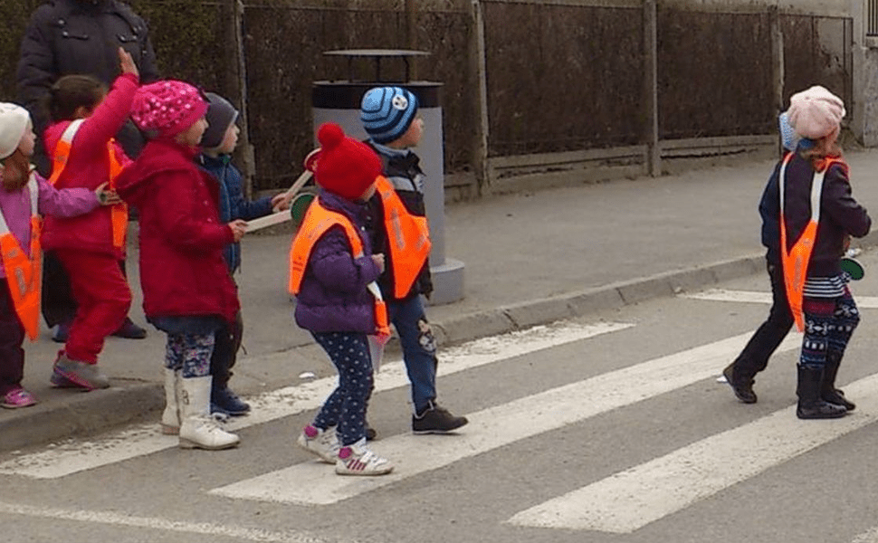 Proiectil găsit în subsolul unei grădinițe din Câmpulung. Copiii au fost evacuați de urgență