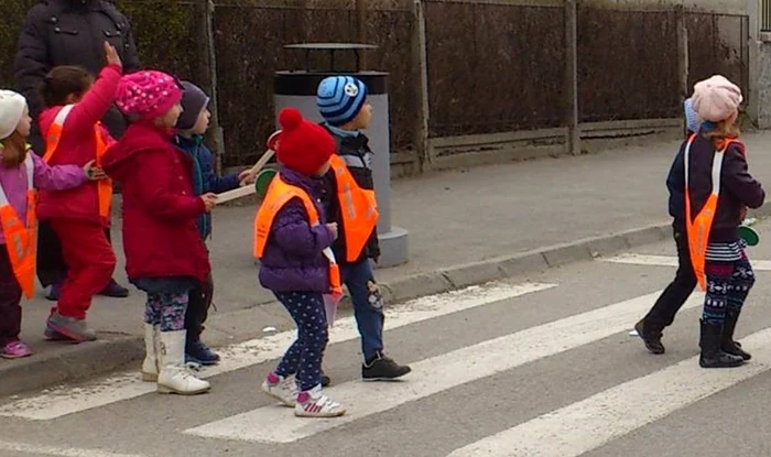 Copii scoși afară FOTO Arhivă Facebook Poliția Română