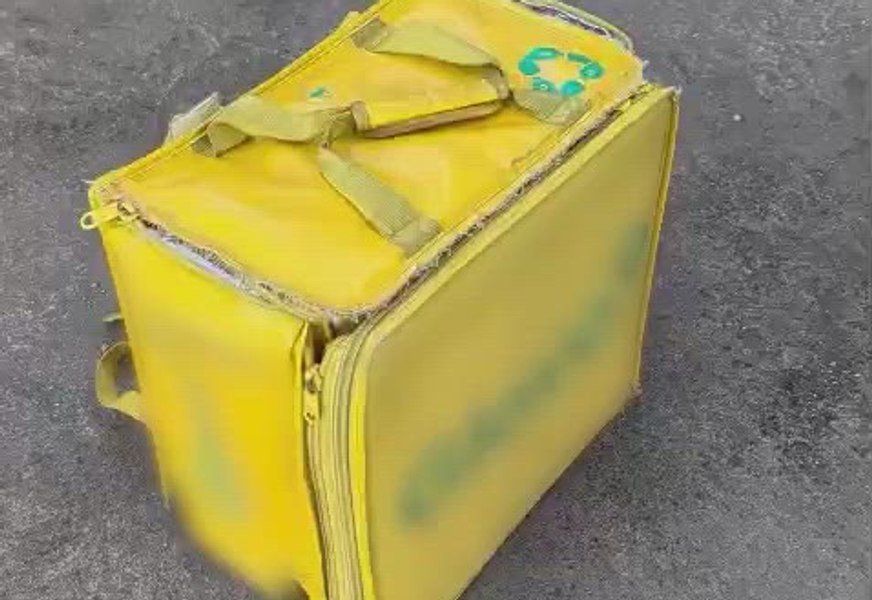 Petarde ascunse într-o geantă de livrat mâncare: cum s-a dat de gol comerciantul 