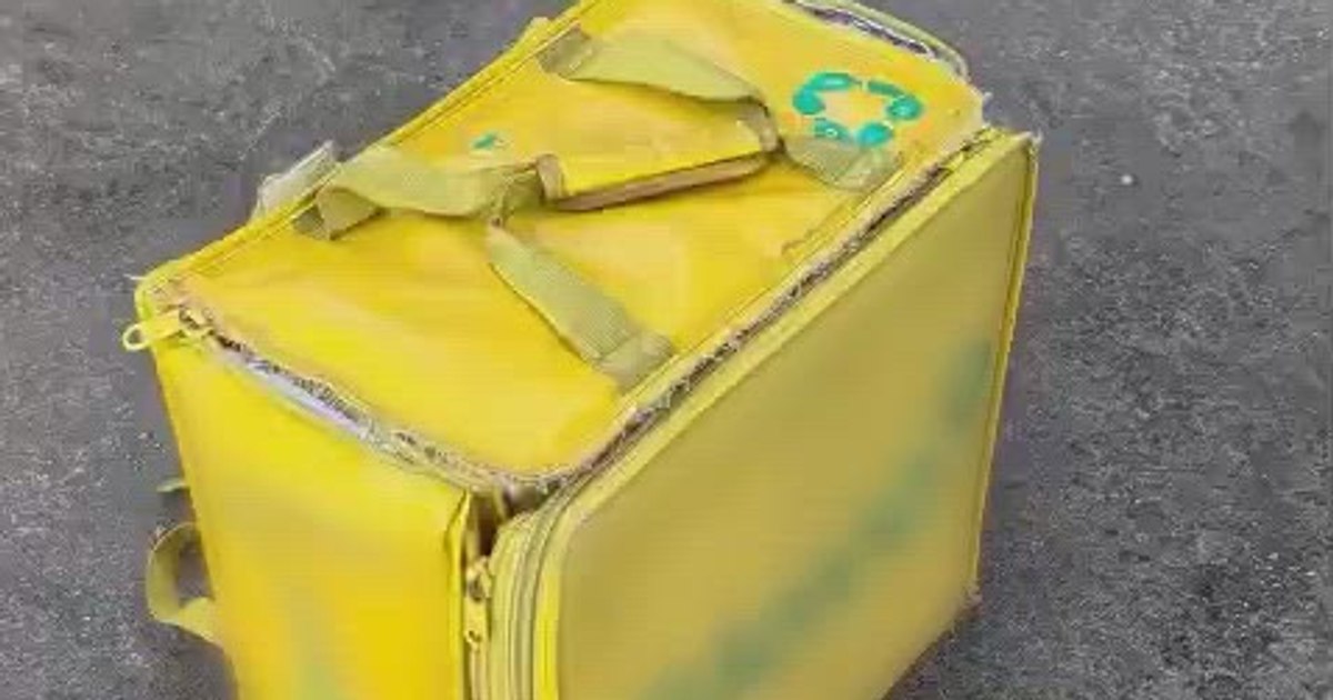 Petarde ascunse într-o geantă de livrat mâncare: cum s-a dat de gol comerciantul
