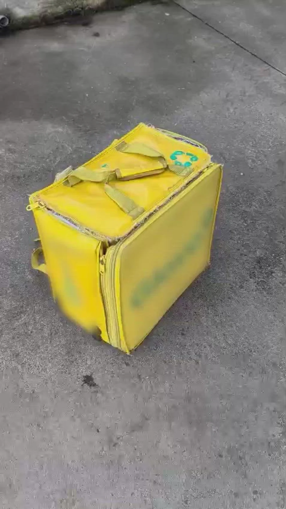 Petarde ascunse într-o geantă de livrat mâncare: cum s-a dat de gol comerciantul