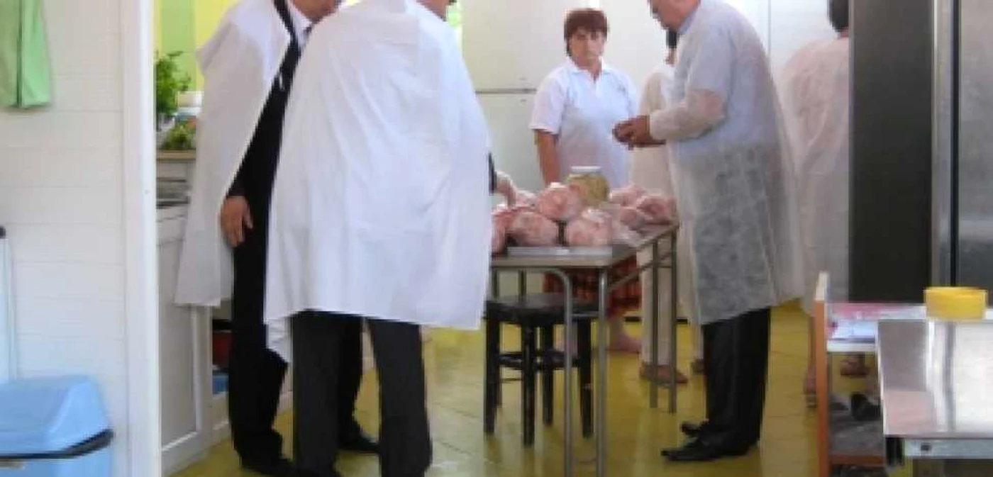 Constanţa: VIDEO Carne expirată, cartofi, roşii şi pâine mucegăită pentru turişti