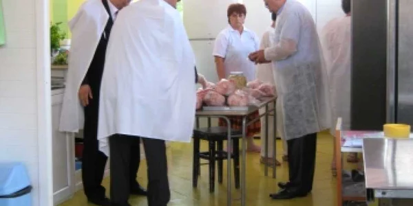 Constanţa: VIDEO Carne expirată, cartofi, roşii şi pâine mucegăită pentru turişti