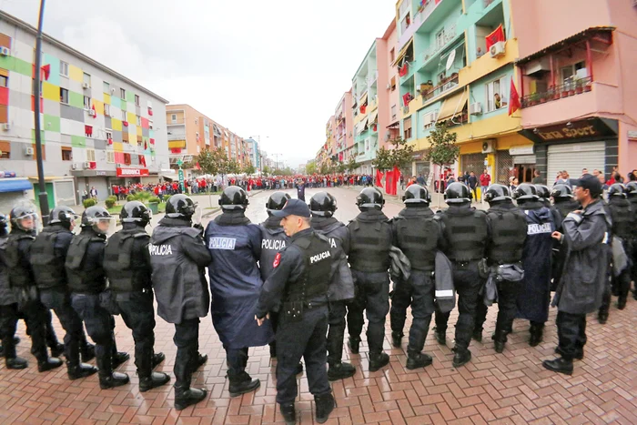 
    Albanezii au avut aseară  şansa istorică, dar ironică,  de a se califica la primul  lor CE chiar în faţa  duşmanului de moarte     