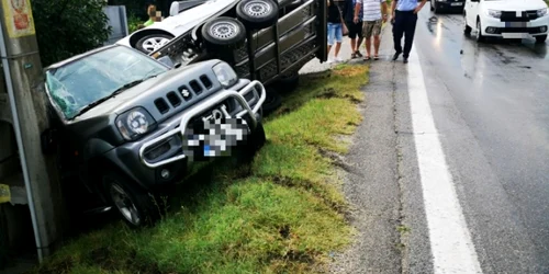 Accident pe DN 7 - E81 la Budeşti - Vâlcea o maşină care tracta o remorcă cu o altă maşină a ajuns în şanţ - cinci victime Foto Adevărul