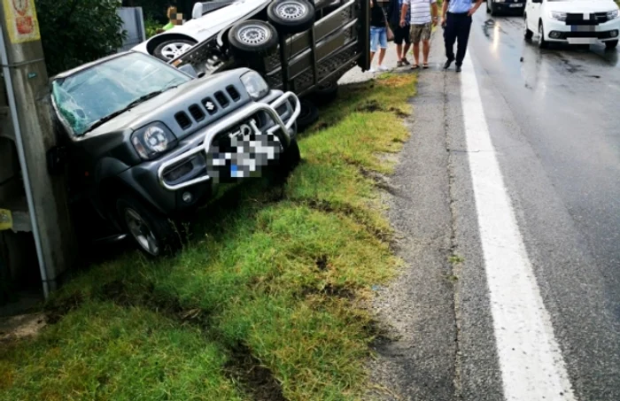 Accident pe DN 7 / E 81, la Budeşti - Vâlcea: un autoturism de teren care tracta o remorcă cu o maşină a ajuns în şanţ - cinci victime; Foto Adevărul