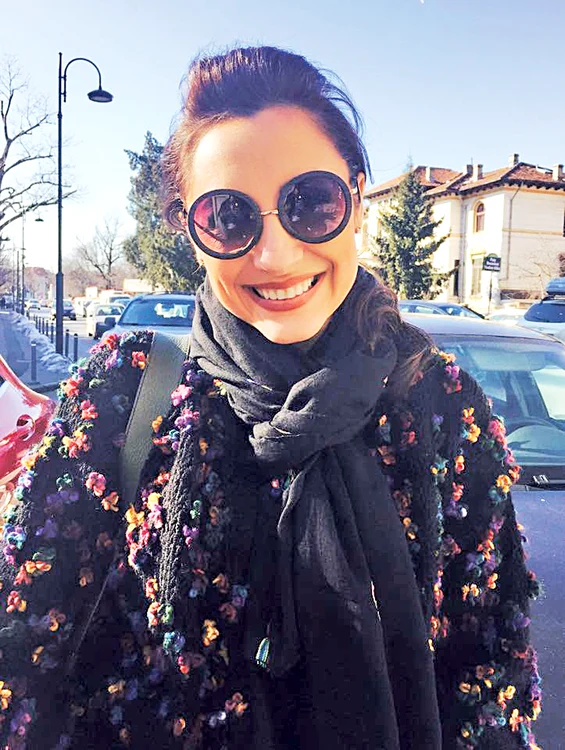 Andra şi-a cumpărat un cardigan negru, cu buline colorate, care costă 400 de lei