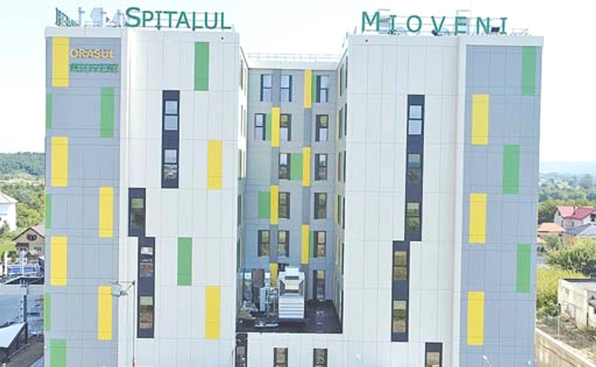 
    Aparatura şi mobilierul din  sălile de operaţii şi saloane  sunt de ultimă generaţie  