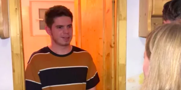 Costin Maxinese - Costi Max - vloggerul din Medgidia - despre tipurile de oameni care primesc cu colindul Sursa Youtube Costi Max