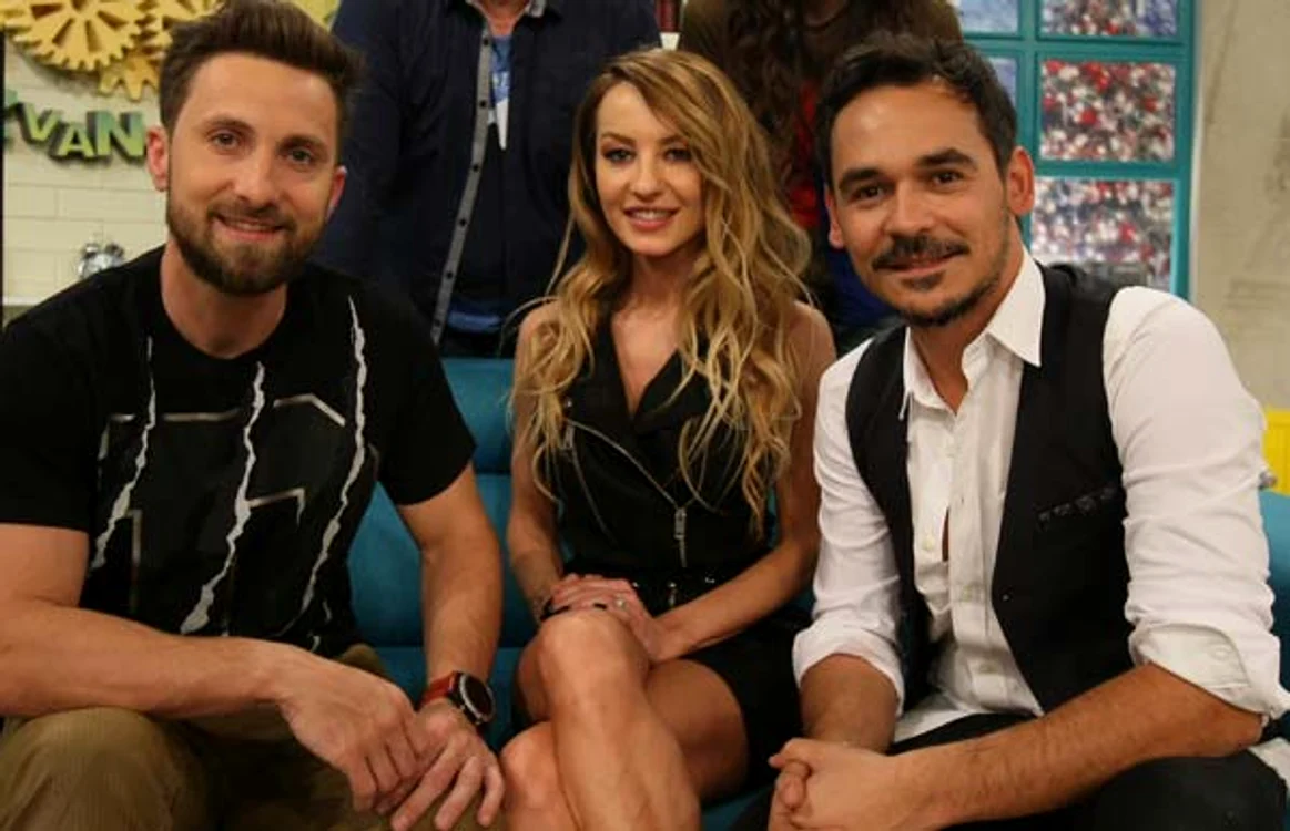 
    Dani Oţil, Flavia Mihăşan şi Răzvan Simion foto: Antena 1  