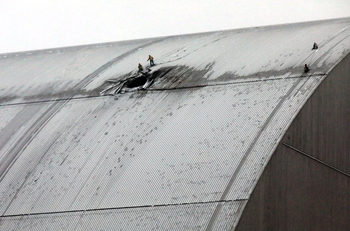O dronă rusească a lovit sarcofagul care protejează reactorul nuclear FOTO Profimedia 