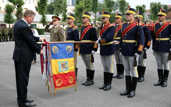 Klaus Iohannis a participat la ceremonia dedicată împlinirii a 155 de ani de la înfiinţarea Regimentului 30 Gardă „Mihai Viteazul” FOTO MAPN/Valentin Ciobîrcă