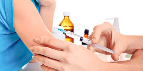 Terapia se administrează sub formă injectabilă
