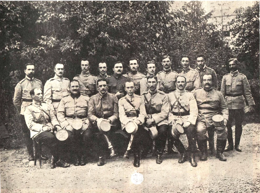 Ofițerii Marelui Cartier General în 1918, Ion Antonescu era în centru, jos FOTO wikipedia