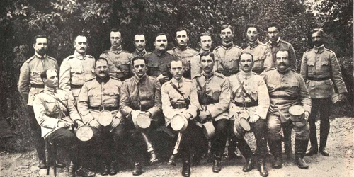 Ofițerii Secția Operațiuni Marele Cartier General Român 1918 jpg