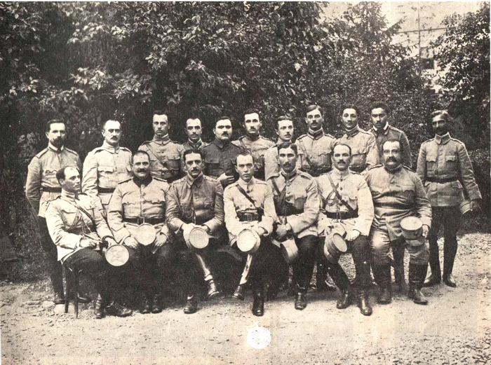 Ofițerii Marelui Cartier General în 1918, Ion Antonescu era în centru, jos FOTO wikipedia