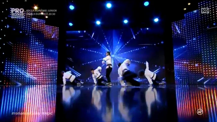 
    Trupa de dans "Ok World Wide" l-a cucerit pe Andi MoisescuFoto: Pro Tv  