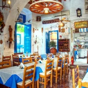 taverna grecia interior foto shutterstock