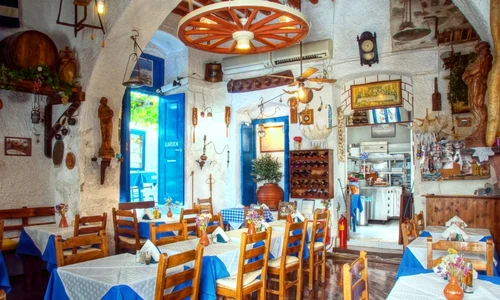 taverna grecia interior foto shutterstock