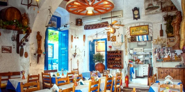 taverna grecia interior foto shutterstock