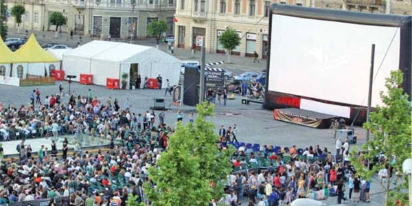 TIFF 2011 a avut şi cinematografe în aer liber, un buget de 1,8 milioane de euro, a proiectat 200 de filme  şi a adunat 70.000 de cinefili