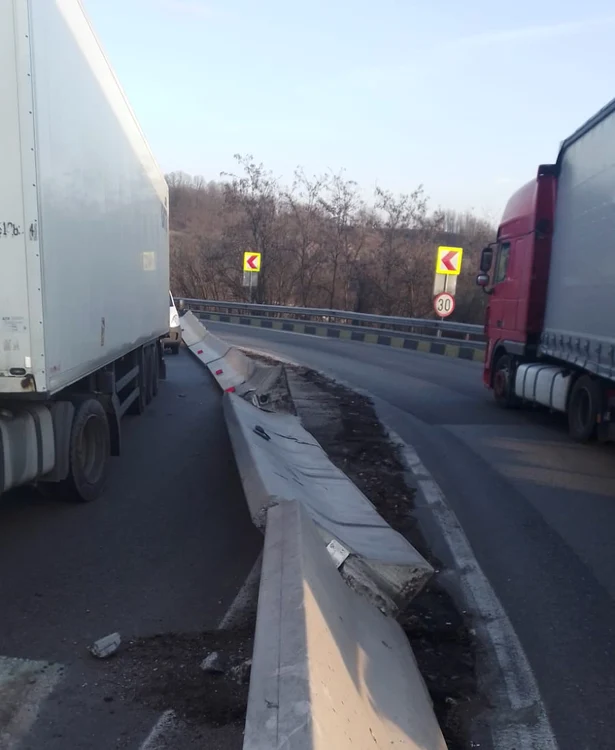 Accident rutier pe Dealul Negru DN7 în Vâlcea cu un TIR răsturnat pe șosea Foto ISU Vâlcea