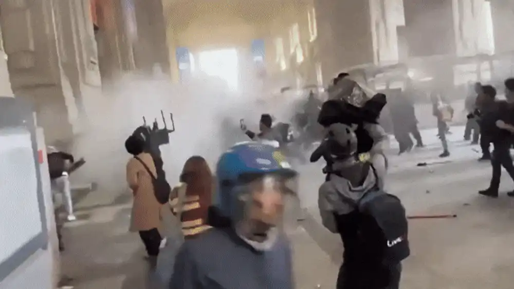 Manifestații violente pro-Palestina în Italia. Sunt greve și blocaje în marile orașe, polițiștii au folosit gaze lacrimogene și tunuri cu apă