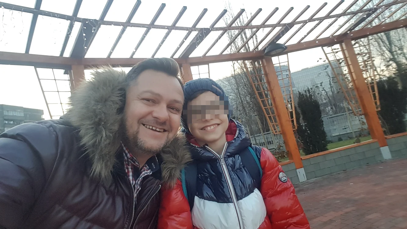 
    Laurette şi-a dus fiica la dentist, pentru a-i repara dintele spart. Micuţa a fost îmbrâncită de un coleg  
