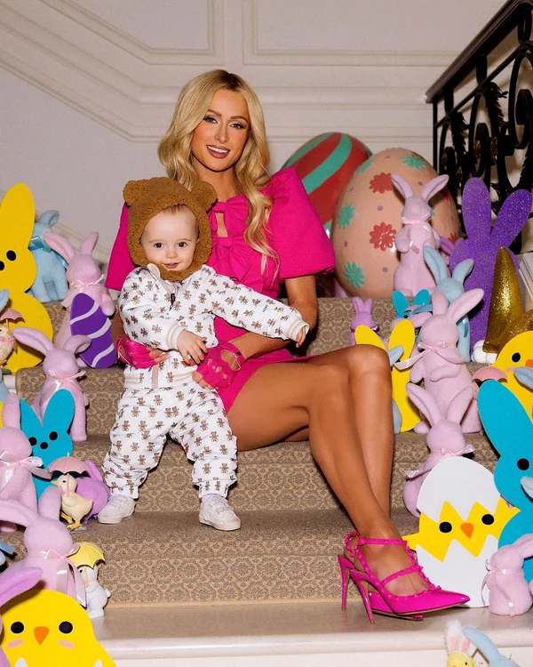 Paris Hilton îmbrăcată în roz, pozată pe scări alături de fiul ei Phoenix