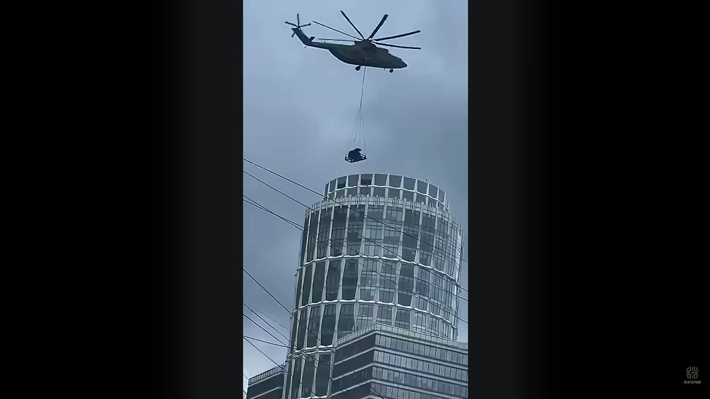 Cum se baricadează Moscova în fața atacurilor ucrainene: imagini cu sisteme Pantsir montate cu elicopterul pe zgârie-nori