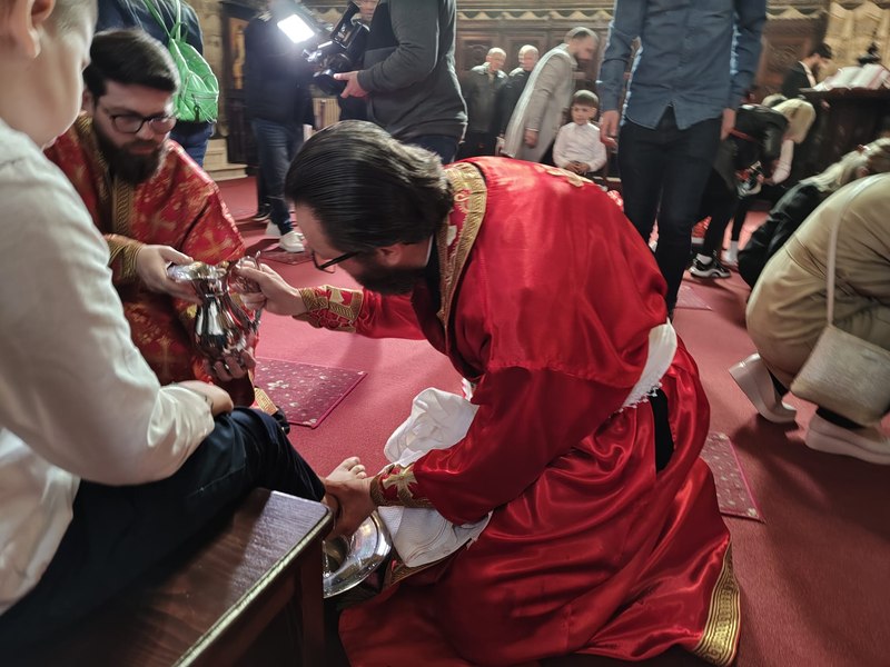 Momentul emoționant al spălării picioarelor din Joia Mare, la Arhiepiscopia Dunării de Jos. Tradiție veche de 2.000 de ani